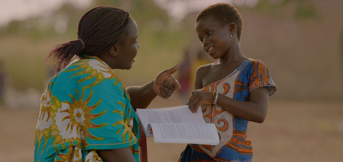 SCHULEN DIESER WELT : Sandrine Zongo (Leherin in Burkina Faso) im Gespräch mit einer Schülerin