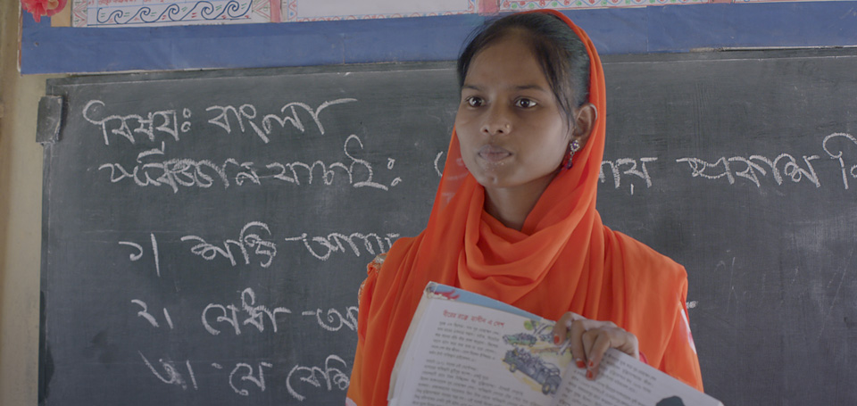 SCHULEN DIESER WELT Taslima Akter (Lehrerin in Bangladesch) vor der Tafel